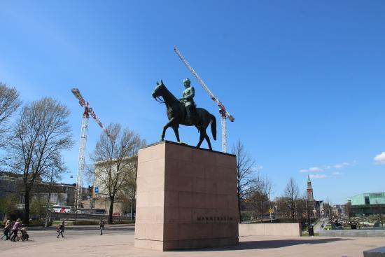 Marsalkka Mannerheimin patsas